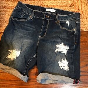 ▪️2.1 Distressed Denim Shorts